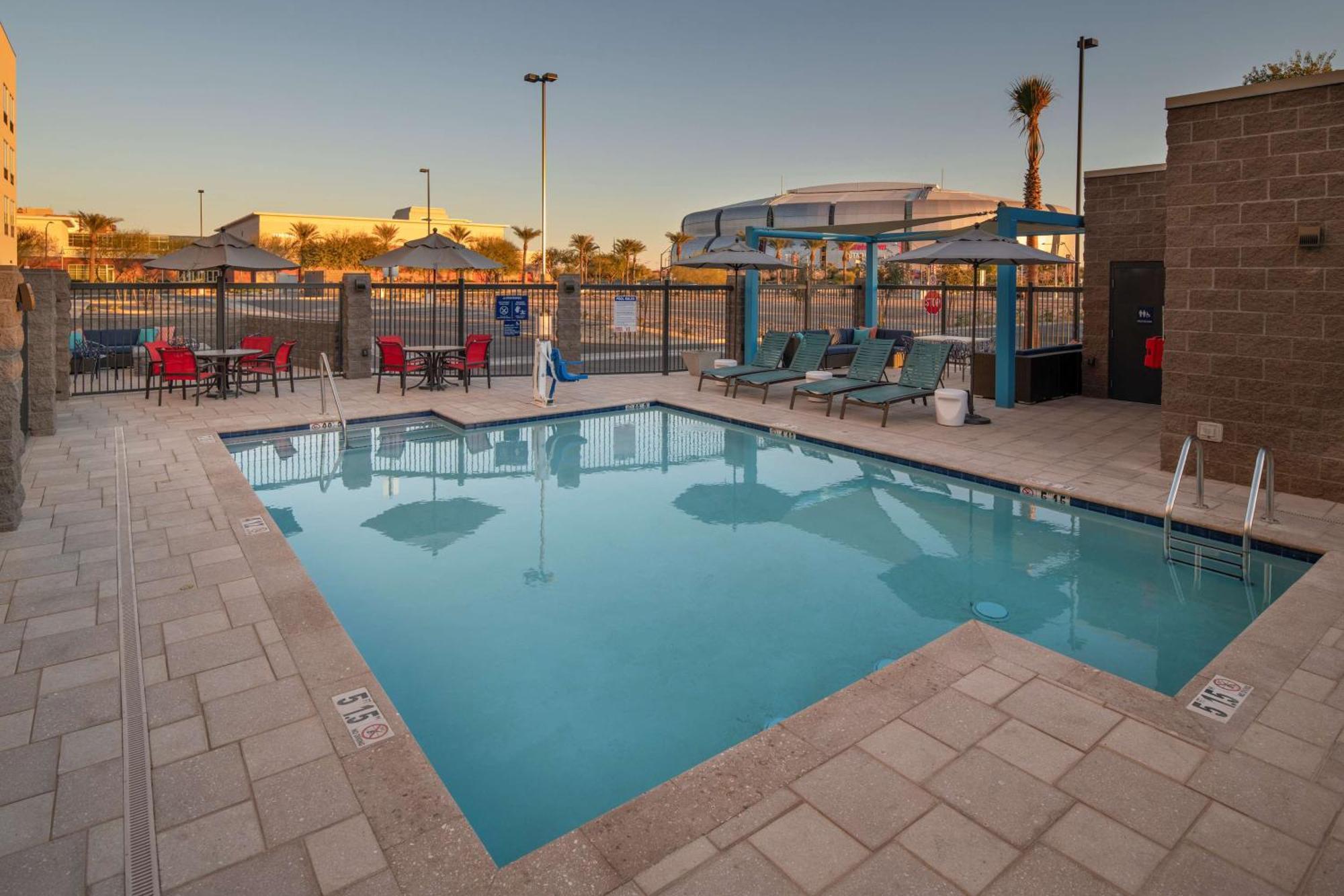 Tru By Hilton Phoenix Westgate Hotel 3*